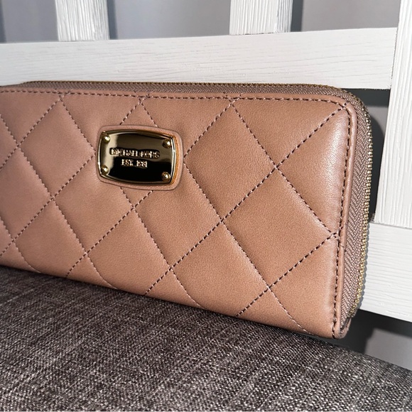 Michael Kors EUC Quilted soft leather full zip wallet tan beige nude - Picture 3 of 17